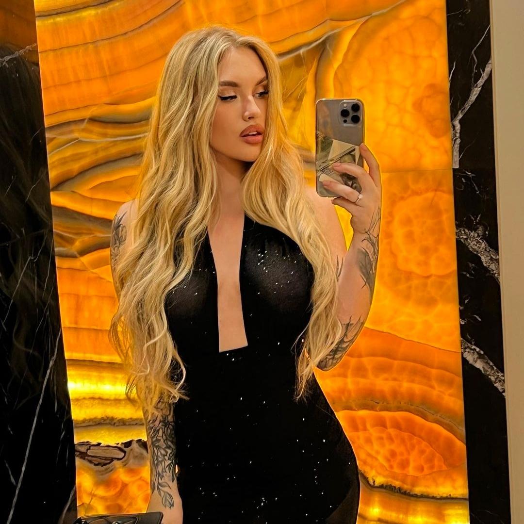 sugar baby taking selfie in mirror Rhode Island