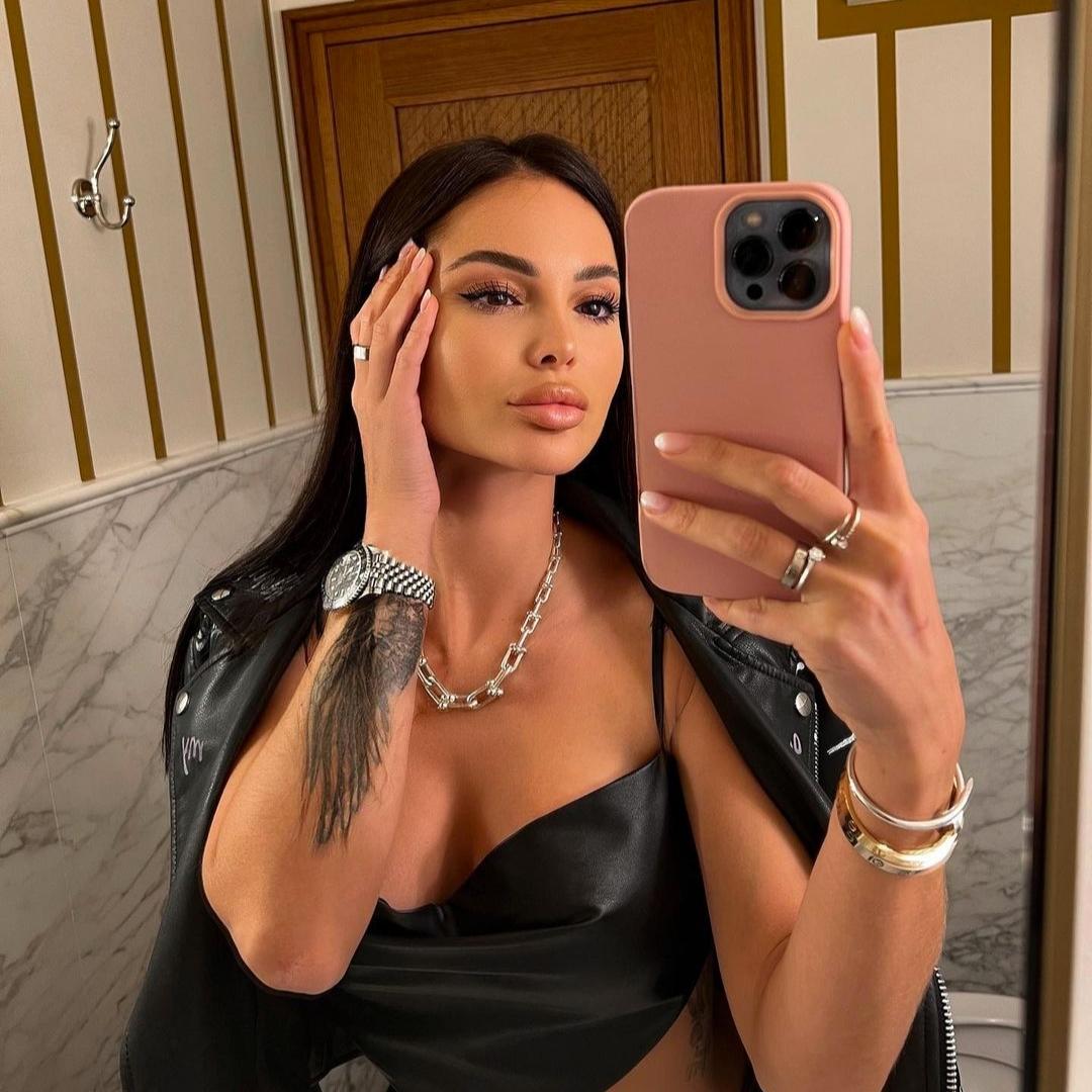 sugar baby taking selfie in the mirror