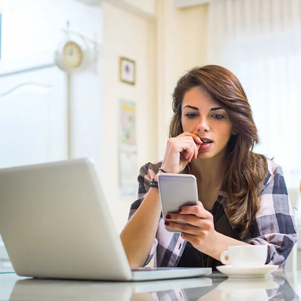 girl choosing sugar baby sites