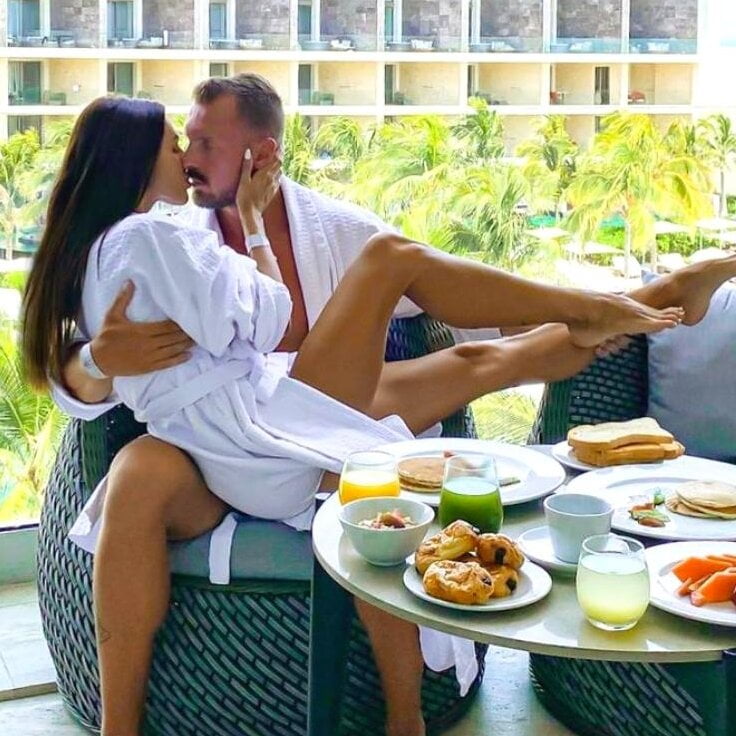 Colorado sugar baby with sugar daddy kissing