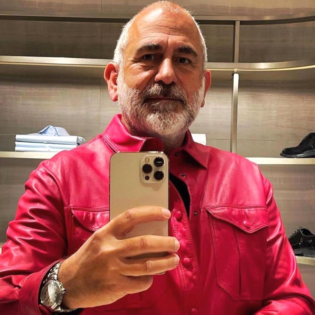 salt daddy taking selfie