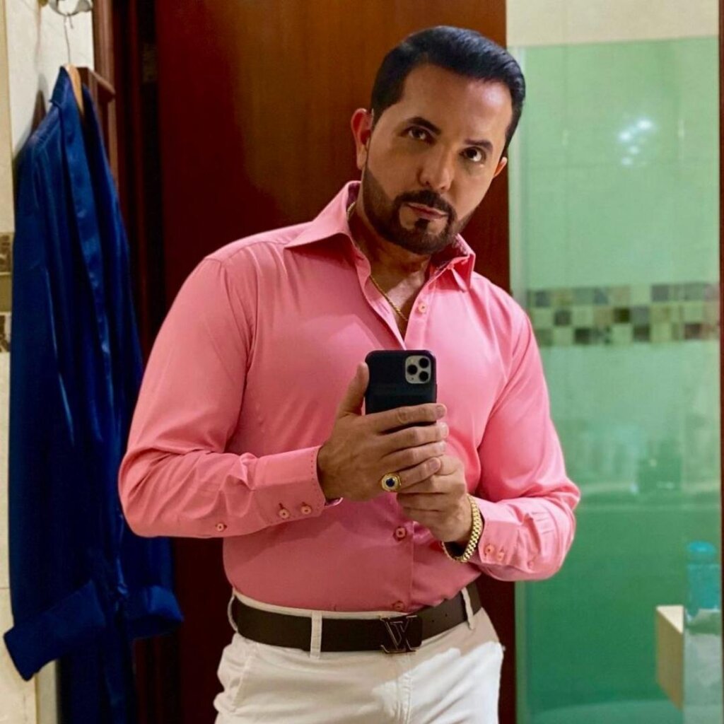 splenda daddy taking selfie